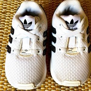 NWOT ADIDAS Torsion kid’s sneakers sz 5. Adorable with sparkly 3 stripe on sides
